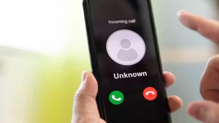Block Unknown Callers: શું તમે તમારા ફોન પર અજાણ્યા નંબરો પરથી આવતા સતત કૉલ્સથી પરેશાન છો? તો પછી તમે ફોનમાં આ સેટિંગ ઓન કરી શકો છો જેથી એક પણ અજાણ્યો કોલ આવશે નહીં. ચાલો જાણીએ શું છે પ્રક્રિયા.
