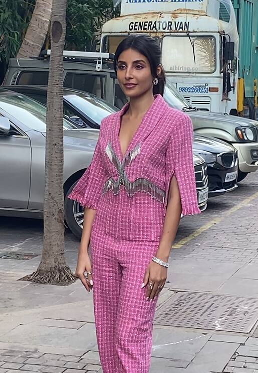 एक्ट्रेस हर्षिता गौर सीरीज में ‘गुड्डू पंडित’ की बहन का किरदार निभा रही हैं. प्रमोशन इवेंट के दौरान एक्ट्रेस पिंक कलर के शिमरी को-अर्ड सेट में नजर आई.