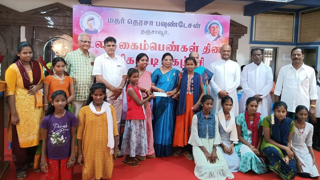 Thanjavur Mother Teresa Foundation Rs. 4.87 lakh educational assistance to students - TNN தஞ்சாவூர் மதர் தெரசா பவுண்டேசன் சார்பில் மாணவ, மாணவிகளுக்கு ரூ.4.87 லட்சம் கல்வி உதவித் தொகை வழங்கல்