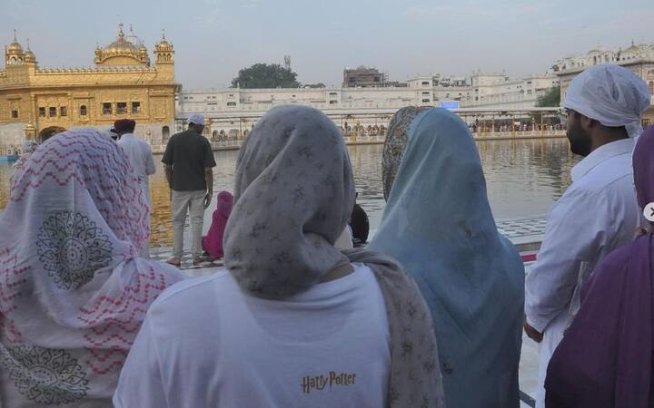 ਦੱਸ ਦੇਈਏ ਕਿ ਇਸ ਦੌਰਾਨ ਸਾਬਕਾ ਪੰਜਾਬੀ ਗਾਇਕਾ ਨੇ ਕੀਰਤਨ ਸਰਵਣ ਕੀਤਾ ਅਤੇ ਆਪਣੇ ਨਵੀਂ ਜ਼ਿੰਦਗੀ ਦੀ ਸ਼ੁਰੂਆਤ ਲਈ ਅਰਦਾਸ ਕੀਤੀ। ਇਸ ਮੌਕੇ ਉਨ੍ਹਾਂ ਦੇ ਪਤੀ ਸ਼ਹਿਬਾਜ ਸਿੰਘ ਅਤੇ ਮਾਤਾ ਵੀ ਹਾਜ਼ਰ ਸਨ।