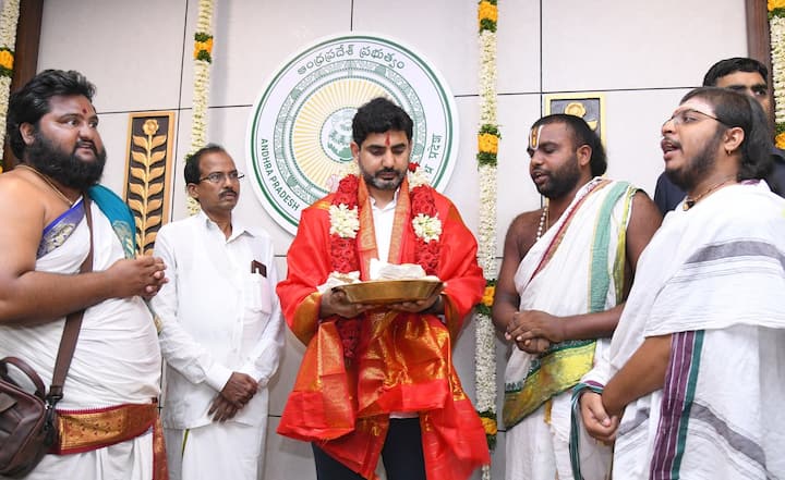 మంత్రిగా బాధ్యతలు చేపట్టే ముందు నారా లోకేశ్‌కు వేద పండితులు ఆశీర్వచనాలు అందించారు.