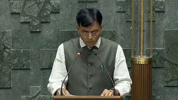 Union Minister Mansukh Mandaviya takes oath as Member of Parliament from Porbandar, Gujarat. Image Source: Screengrab/Sansad TV