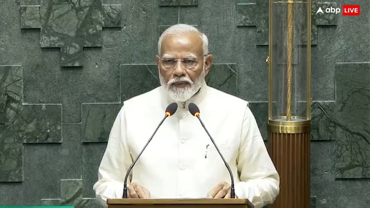 congress leader rahul gandhi and akhilesh yadav shows copy of constitution to pm modi as he takes oath as mp Parliament Session: जब पीएम मोदी ने शपथ ली राहुल गांधी और अखिलेश यादव ने क्या इशारा किया?