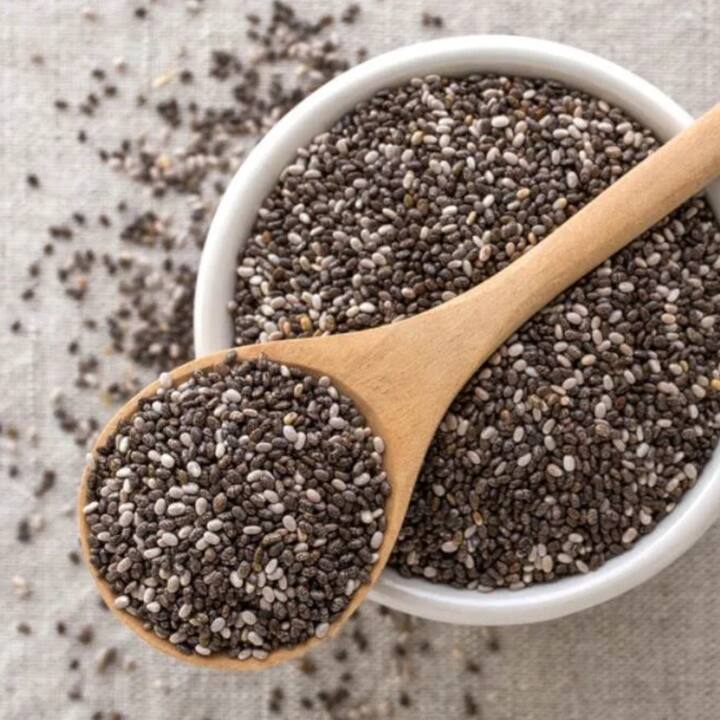 Chia Seeds Side Effects: ਚੀਆ ਸੀਡਜ਼ ਦੀ ਵਰਤੋਂ ਲੋਕ ਭਾਰ ਘਟਾਉਣ ਲਈ ਜ਼ਿਆਦਾ ਕਰਦੇ ਹਨ। ਚੀਆ ਦੇ ਬੀਜ ਨੂੰ ਆਪਣੀ ਡਾਈਟ 'ਚ ਸ਼ਾਮਲ ਕਰਨ ਨਾਲ ਨਾ ਸਿਰਫ ਤੁਹਾਡਾ ਭਾਰ ਘੱਟ ਹੁੰਦਾ ਹੈ, ਸਗੋਂ ਤੁਹਾਡੀ ਸਿਹਤ ਨੂੰ ਵੀ ਕਈ ਫਾਇਦੇ ਹੁੰਦੇ ਹਨ।