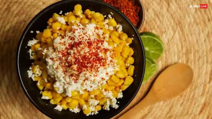 sweet corn chaat: ઘણી વાર લોકો કંઈક મસાલેદાર ખાવાનું પસંદ કરે છે, પરતું તે જેને ઓછા સમયમાં તૈયાર કરી શકાય છે, આવી સ્થિતિમાં તમે ઘરે સ્વીટ કોર્ન ચાટ બનાવી શકો છો. તેની રેસીપી ખૂબ જ સરળ છે.