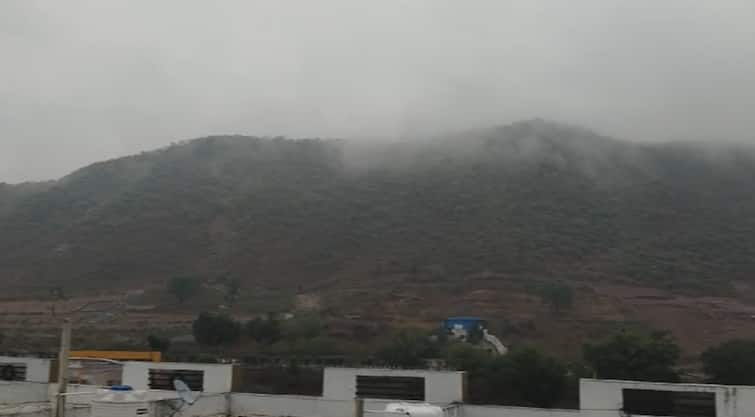 तैयार कर लें छाता और रेनकोट, उदयपुर में तेज बारिश का दौर शुरू, सुबह धुंध की आगोश में अरावली