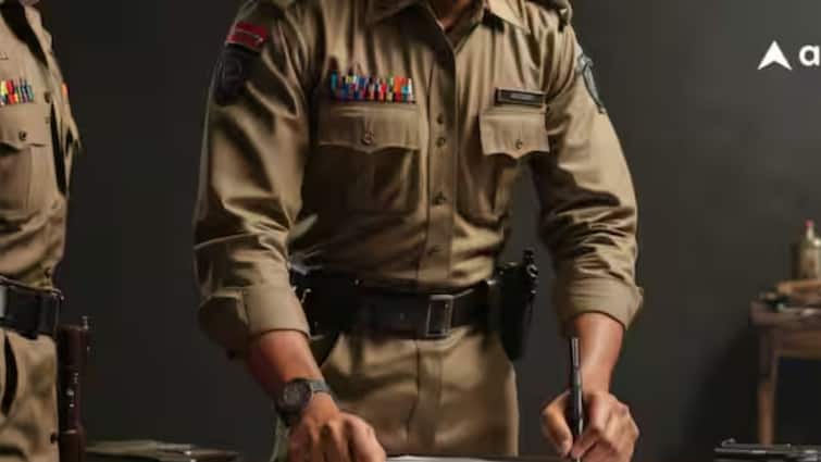 UP DSP found in hotel with woman constable demoted to constable rank more details Crime: பெண் கான்ஸ்டபிளுடன் ஒன்றாக தங்கிய டி.எஸ்.பி.க்கு நேர்ந்த கதி - என்ன நடந்தது தெரியுமா?