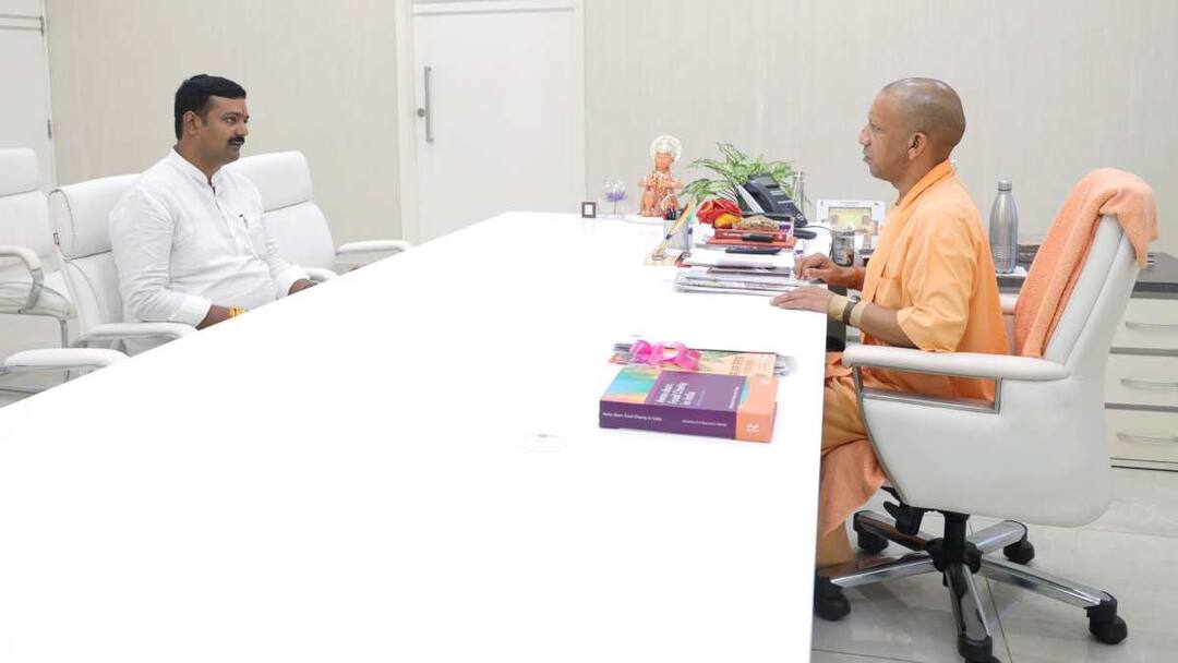 BJP spokesperson rakesh tripathi who was a victim of UP police's misbehavior met CM Yogi adityanath यूपी पुलिस की अभद्रता के शिकार बीजेपी प्रवक्ता ने की सीएम योगी से मुलाकात, सामने आई ये तस्वीर