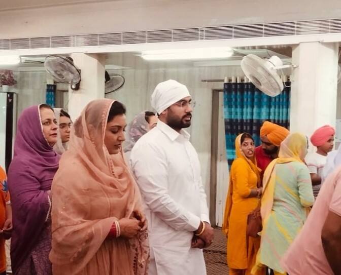 ਇਸ ਦੌਰਾਨ ਉਨ੍ਹਾਂ ਦੀਆਂ ਕਈ ਤਸਵੀਰਾਂ ਸੋਸ਼ਲ ਮੀਡੀਆ ਉੱਪਰ ਤੇਜ਼ੀ ਨਾਲ ਵਾਇਰਲ ਹੋ ਰਹੀਆਂ ਹਨ। ਜੋ ਕਿ ਪ੍ਰਸ਼ੰਸਕਾਂ ਵਿਚਾਲੇ ਖਿੱਚ ਦਾ ਕੇਂਦਰ ਬਣੀਆ ਹੋਈਆਂ ਹਨ।