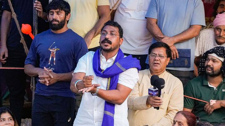 चंद्रशेखर आजाद ने देश की पुलिस को लेकर कहा कि हम पंखे और कूलर में बैठे होते हैं और पुलिस वहां गर्मी में खड़ी होती है. पुलिस के कंधों पर हमारी सुरक्षा की जिम्मेदारी होती है. मशीन के भी पुर्जे हिल जाते हैं यदि उससे ज्यादा काम कराया जाए. पुलिस खूब मोटी वर्दी पहनती है इसलिए धूप में पसीने से तर हो जाते हैं. इसलिए पुलिस की 8 घंटे की ड्यूटी होनी चाहिए. सप्ताह में एक दिन उनको छुट्टी मिलनी चाहिए. हां गलती करने पर उनके ऊपर सख्त कार्रवाई भी होनी चाहिए.