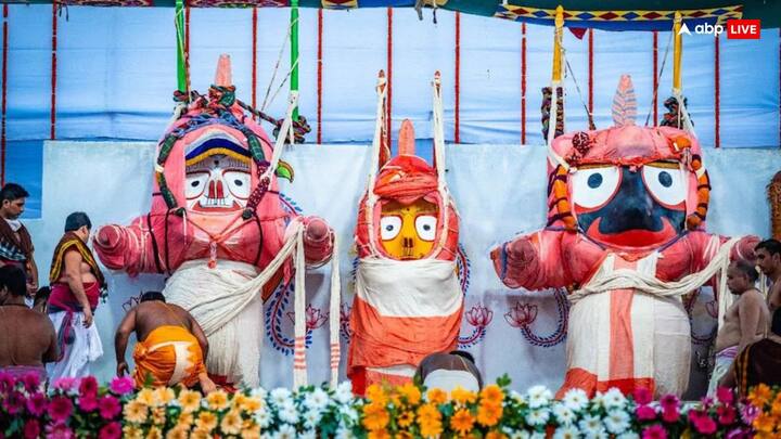 भगवान जिस रथ पर निकलते हैं उन्हें नीम की पवित्र और परिपक्व लकड़ियों से बनाये जाते है. इन रथों के निर्माण में किसी भी प्रकार के कील या कांटे या अन्य किसी धातु का प्रयोग नहीं होता है.