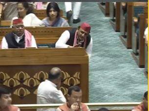 इसके अलावा, बिहार की काराकाट सीट से चुनकर आए राजाराम सिंह शपथ लेने के लिए उठे थे. जब वो शपथ लेने के लिए जा रहे थे इसी दौरान उनका पैर फिसल गया जिसके कारण वो गिरते-गिरते बचे. जहां पर सांसद राजाराम फिसले ठीक उसी के सामने कन्नौज से सांसद अखिलेश यादव बैठे हुए थे.