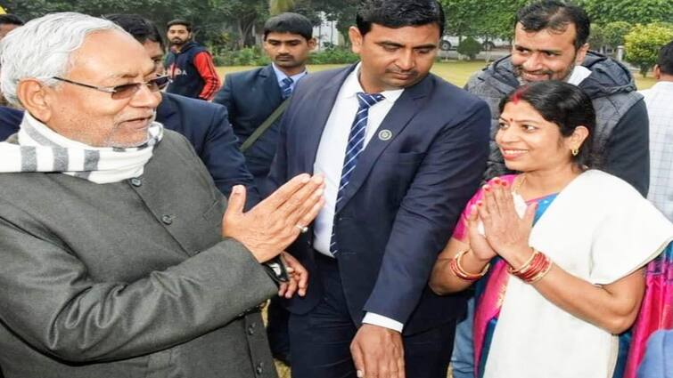 संजीव मुखिया की पत्नी और CM नीतीश कुमार की फोटो पर मचा बवाल, JDU ने दिया ये रिएक्शन NEET Paper Leak Politics Started on Sanjeev Mukhiya Wife and CM Nitish Kumar JDU gave this reaction संजीव मुखिया की पत्नी और CM नीतीश कुमार की फोटो पर मचा बवाल, JDU ने दिया ये रिएक्शन