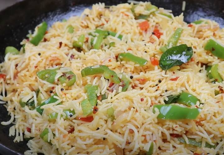 மசாலா பொருட்கள் வறுபட்டதும் புளி, துருவிய தேங்காய் போட்டு வறுக்கவும். அதன் பின் பெருங்காய தூள், மஞ்சள் தூள், மசாலாவிற்கு தேவையான உப்பு சேர்த்து வறுக்கவும். வறுத்த மசாலா பொருட்களை ஆறவைத்து அரைத்து எடுத்துக் கொள்ளவும்.