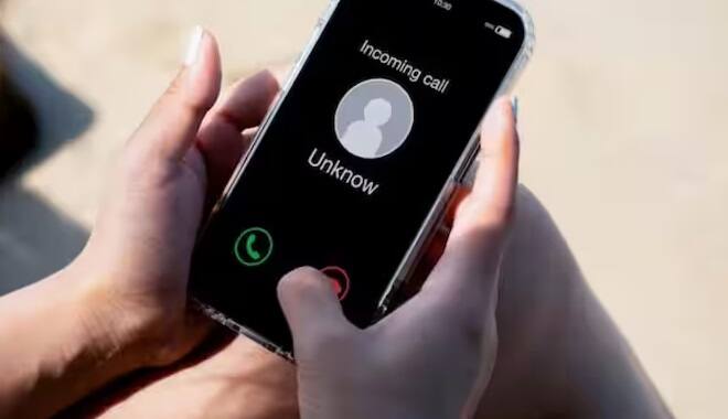 તમે તમારા મોબાઈલ પર આવતા તમામ અનિચ્છનીય કોલ્સ બ્લોક કરી શકો છો. આ માટે તમારે ફોનના સેટિંગમાં જઈને કોલ ઓપ્શનમાં જઈને Block All Unknown Numbers પર ક્લિક કરવાનું રહેશે. આ પછી તમારા નંબર પર અજાણ્યા નંબરોથી કોલ આવવાનું બંધ થઈ જાય છે.