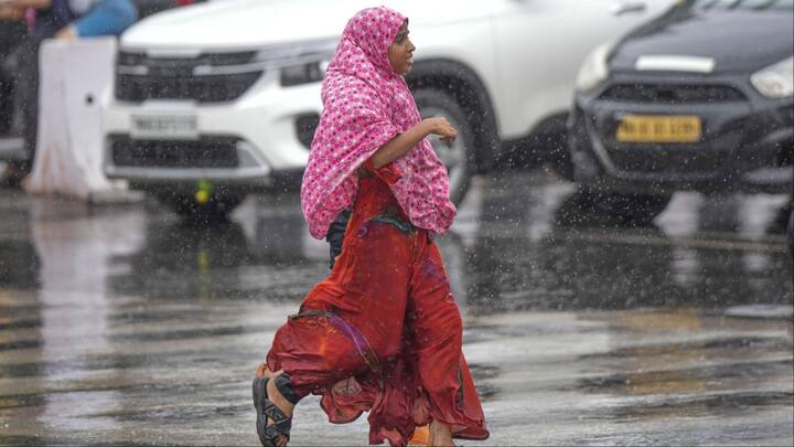 इंदौर के लोगों के लिए रविवार की रात राहत लेकर आई. गर्मी और उमस से बेहाल लोगों को बारिश ने राहत दी. इंदौर क्षेत्र में अगले 2 दिनों तक मध्यम बारिश होगी और उसके बाद भारी बारिश की संभावना है.
