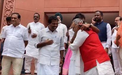 पहला नजारा संसद की सीढ़ियों पर देखने को मिला जहां कांग्रेस सांसद के सुरेश और केसी वेणुगोपाल आपस में बातचीत कर रहे थे.