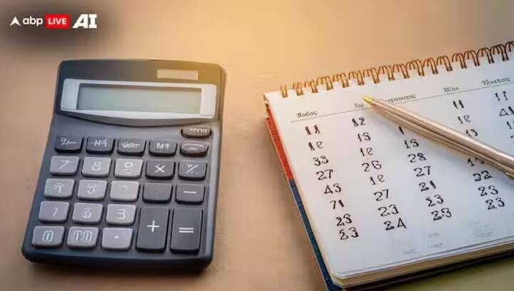 वेगवेगळ्या करदात्यांसाठी वेगवेगळा आयटीआर फॉर्म असतो. तुम्ही चुकीचा आयटीआर फॉर्म भरल्यास तुम्हाला आयटीआर फिलिंगची प्रक्रिया पुन्हा एकदा करायला लागू शकते. उदाहरणादाखल सांगायचं झालं तर आयटीआर-1 हा पगारदार लोकांसाठी असतो तर आयटीआर 4 हा फॉर्म प्रोपेशनल्स आणि छोट्या व्यापाऱ्यांसाठी असतो.