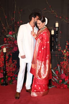 Sonakshi Sinha Zaheer Iqbal Wedding: పెళ్లి తర్వాత రెడ్ శారీలో సోనాక్షి, సింపుల్‌గా జహీర్... రిసెప్షన్‌లో కొత్త జంట సందడి చూశారా?