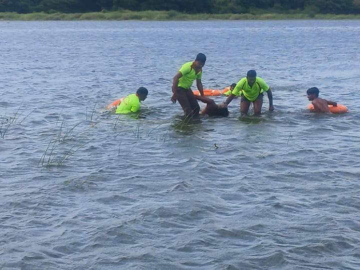 Karur news Two youths drowned caruvery river near thavittupalayam - TNN கரூரில் நண்பனை பார்க்க வந்த இடத்தில் நேர்ந்த சோகம்; கொடைக்கானல் இளைஞர்கள் 2 பேர் காவிரி ஆற்றில் மூழ்கி உயிரிழப்பு