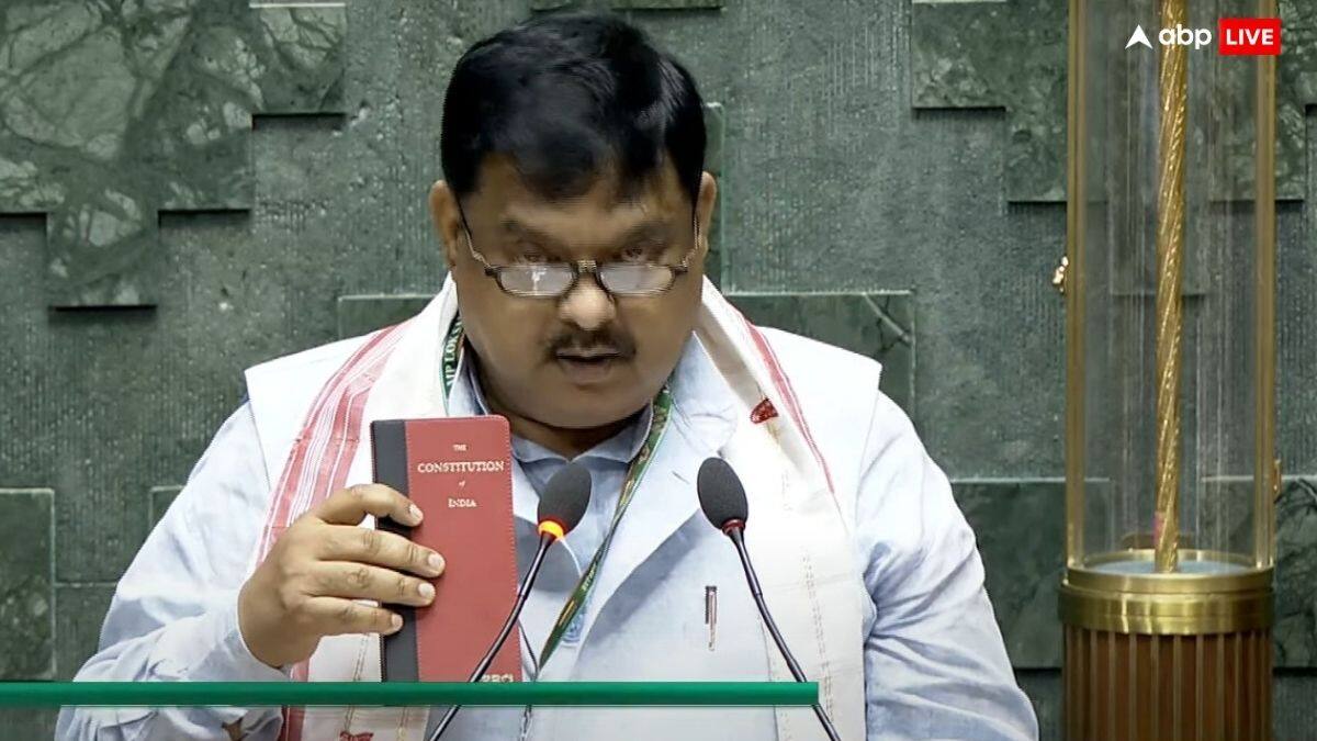 Parliament Session: कौन है वो सांसद, जिसने हाथ में संविधान लेकर संसद में ली शपथ