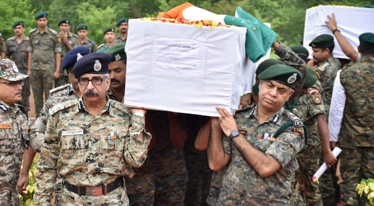 Sukma Naxal IED Blast 2 jawan Martyrd Tribute given by Chhattisgarh DGP ANN सुकमा में नक्सली IED ब्लास्ट में शहीद हुए दो जवान, छत्तीसगढ़ DGP समेत आला अधिकारियों ने दी श्रद्धांजलि