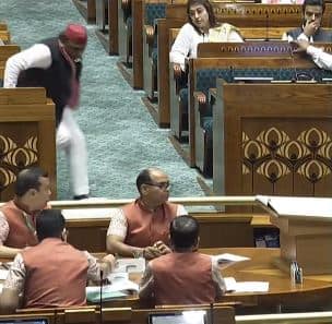 ये घटनाक्रम देखकर वो बहुत फुर्ती के साथ अपनी कुर्सी से राजाराम को संभालने के लिए उठे और उन्हें पकड़ने की कोशिश की. हालांकि काराकाट के सांसद ने खुद को अपने आप संभाल लिया और वो शपथ लेने के लिए चले गए.