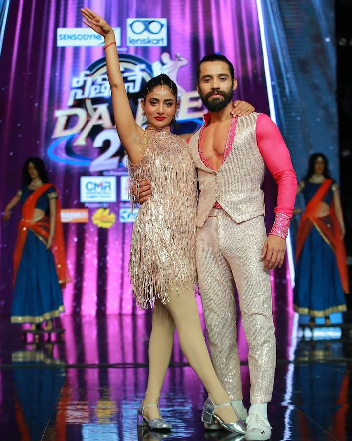 'నీతోనే డ్యాన్స్ 2.0' డాన్స్ రియాలిటీ షోలో అమర్ దీప్ చౌదరి, తేజస్విని గౌడ జోడీ విజేతగా నిలిచింది. మరి, రెండో స్థానంలో ఎవరు ఉన్నారో తెలుసా? నటుడు విశ్వ అలియాస్ విశ్వేశ్వర్ ఆకుల, యూట్యూబర్ కమ్ డ్యాన్సర్ నయని పవని రాజు. ఈ జోడీ రన్నరప్ ట్రోఫీతో సరిపెట్టుకుంది. (Image Courtesy: vishwaactor_official / Instagram)