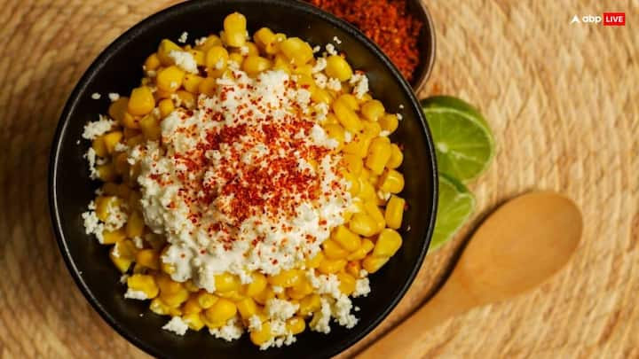 sweet corn chaat: कई बार लोग कुछ चटपटा खाना पसंद करते हैं, कुछ ऐसा जो कम समय में बन कर तैयार हो जाए, ऐसे में आप घर पर स्वीट कॉर्न चाट बना सकते हैं. इसकी रेसिपी बहुत आसान होती है.