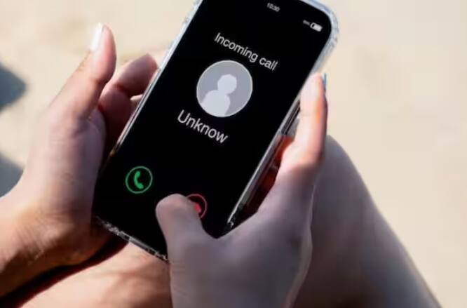 ਅਕਸਰ ਤੁਸੀਂ ਕੋਈ ਜ਼ਰੂਰੀ ਕੰਮ ਕਰਦੇ ਹੁੰਦੇ ਹੋ। ਪਰ ਵਾਰ-ਵਾਰ ਤੁਹਾਡੇ ਨੰਬਰ 'ਤੇ ਅਣਜਾਣ ਨੰਬਰਾਂ ਤੋਂ ਕਾਲਾਂ ਆਉਂਦੀਆਂ ਰਹਿੰਦੀਆਂ ਹਨ। ਅਜਿਹਾ ਹੋਣ ਨਾਲ ਤੁਹਾਡਾ ਧਿਆਨ ਭਟਕ ਜਾਂਦਾ ਹੈ। ਜੇਕਰ ਤੁਹਾਨੂੰ ਲਗਾਤਾਰ ਇਸ ਸਮੱਸਿਆ ਦਾ ਸਾਹਮਣਾ ਕਰਨਾ ਪੈਂਦਾ ਹੈ। ਫਿਰ ਤੁਸੀਂ ਇਸ ਤੋਂ ਹਮੇਸ਼ਾ ਲਈ ਛੁਟਕਾਰਾ ਪਾ ਸਕਦੇ ਹੋ। ਆਓ ਜਾਣਦੇ ਹਾਂ ਕਿਵੇਂ।
