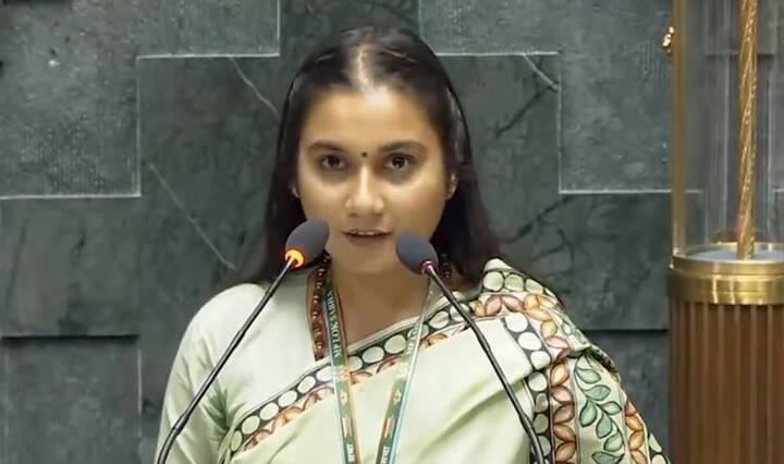 समस्तीपुर सुरक्षित सीट से सांसद चुनी गईं शाम्भवी चौधरी ने बिना देखे ही शपथ ग्रहण की. खास बात ये रही कि उन्होंने धारा प्रवाह बिना रुके और बिना देखे ही शपथ ग्रहण किया. जिसकी चर्चा हो रही है.