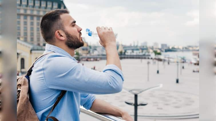 health-tips-drinking-water-with-bottle-side-effects-know-best-ways-to-drink-water abpp ਜੇਕਰ ਤੁਸੀਂ ਵੀ ਬੋਤਲ ਨੂੰ ਮੂੰਹ ਲਾ ਕੇ ਪਾਣੀ ਪੀਂਦੇ ਹੋ ਤਾਂ ਜਾਣ ਲਓ ਇਸ ਦੇ ਨੁਕਸਾਨ, ਛੱਡ ਦਿਓ ਅੱਜ ਹੀ ਇਹ ਆਦਤ