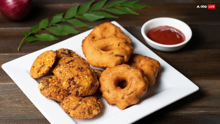 Suji Vada Recipe: अधिकतर लोग ऐसी रेसिपी की तलाश में रहते हैं, जो कम समय में और स्वादिष्ट बने. ऐसे में आप सूजी के बड़े बना कर ट्राई कर सकते हैं. इसे आप शाम के स्नैक्स में खा सकते हैं.