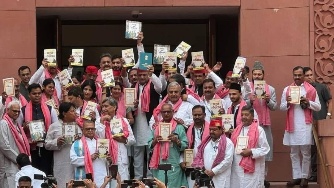 संसद में सबसे जुदा दिखे सपा के सांसद, खास ड्रेस कोड में आए लोकसभा, कुछ यूं दिखे अखिलेश यादव Samajwadi Party and Akhilesh Yadav dress Code in Parliament Season with other members See Photo संसद में सबसे जुदा दिखे सपा के सांसद, खास ड्रेस कोड में आए लोकसभा, कुछ यूं दिखे अखिलेश यादव