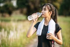 Over Hydration: ज्यादा पानी पीना चाहिए या नहीं, डॉक्टर से जान लें ये फायदेमंद या नुकसानदायक