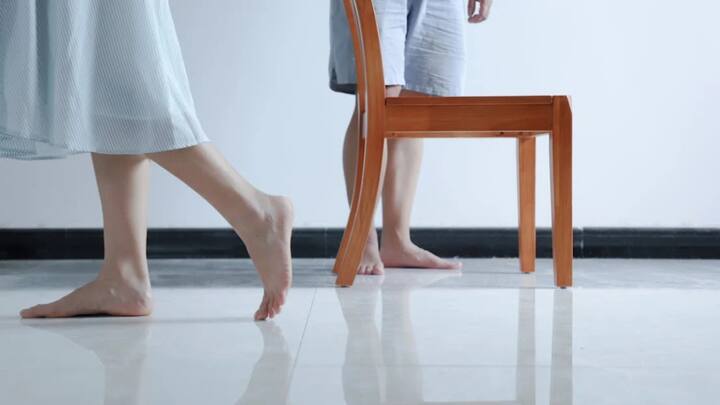 ऑस्ट्रेलिया और न्यूजीलैंड के लोगों में रोजमर्रा की गतिविधियों के दौरान नंगे पैर चलना आदत बन चुकी है. दरअसल इन जगहों के कई निवासियों के लिए छोटे-मोटे कामों से लेकर खेल के मैदानों और यहां तक कि क्लबों में भी जूता पहनना विकल्प मात्र है.