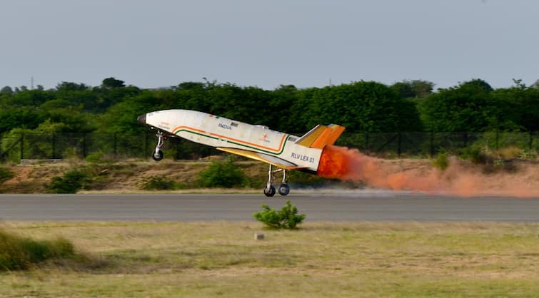 Agra News adrde scientists successfully tested brake parachute in rlv pushpak ann DRDO को मिली बड़ी सफलता, ADRDE ने पुष्पक परीक्षण में ब्रेक पैराशूट का किया सफल परीक्षण
