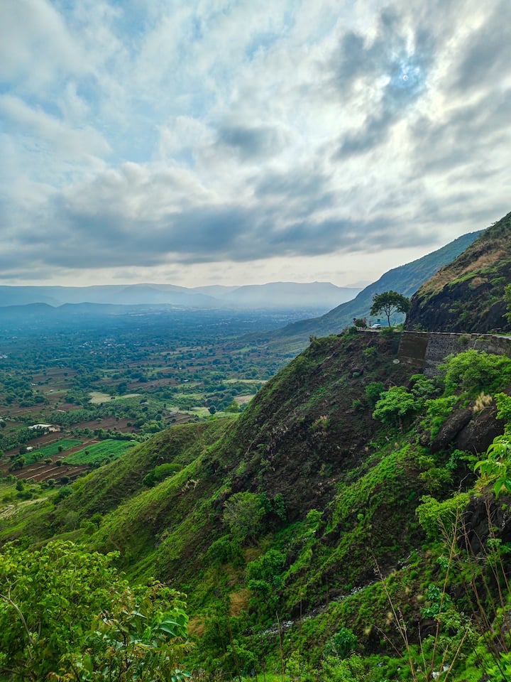 महाबलेश्वर (Mahabaleshwar) मानसून के मौसम में घूमने के लिए एक और बेहतरीन जगह है. इसे 