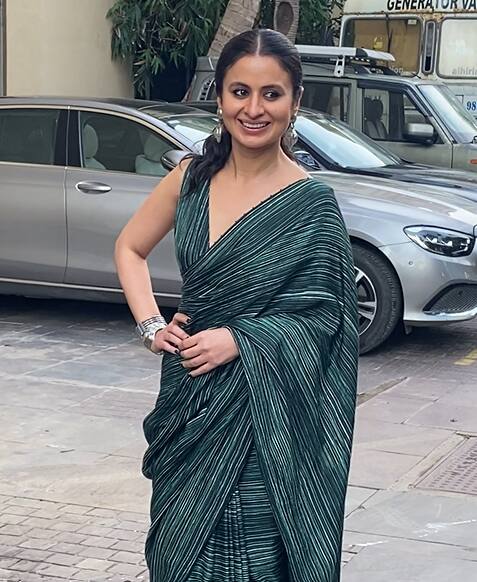 वहीं सीरीज में बीना त्रिपाठी का किरदार निभाने वाली एक्ट्रेस रसिका दुग्गल ब्लैक कलर की साड़ी में काफी एलीगेंट दिख रही थी.