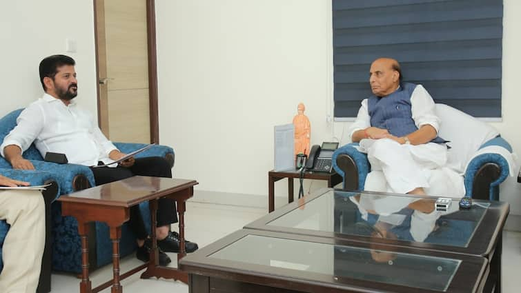 Telangana CM Revanth Reddy meets Rajnath Singh in his delhi tour Revanth Reddy: రాజ్‌నాథ్ సింగ్‌తో తెలంగాణ సీఎం భేటీ, Hydలో ఆ సమస్య పరిష్కారం కోసం వినతి!