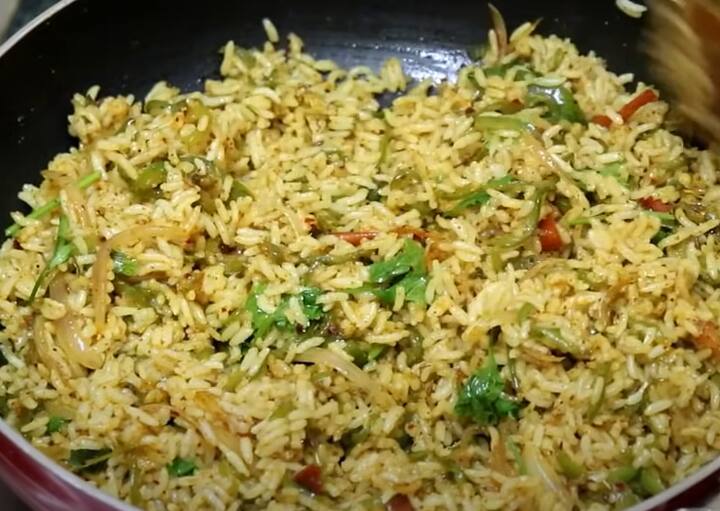 கடாயை அடுப்பில் வைத்து சூடானதும், நெய் ஊற்றி, கடுகு சேர்த்து வறுக்கவும். கடுகு பொரிந்ததும், அதில் குடைமிளகாய் சேர்த்து வதக்கவும்.
