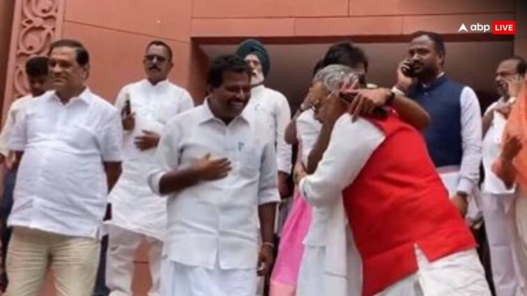 Viral Video Giriraj Singh Meets KC Venugopal On Parliament Stairs Hugs Each Other Viral Video: संसद की सीढ़ियों पर गिरिराज सिंह ने ऐसा क्या किया, जो वेणुगोपाल ने थपथपा दिए उनके गाल, देखें वीडियो