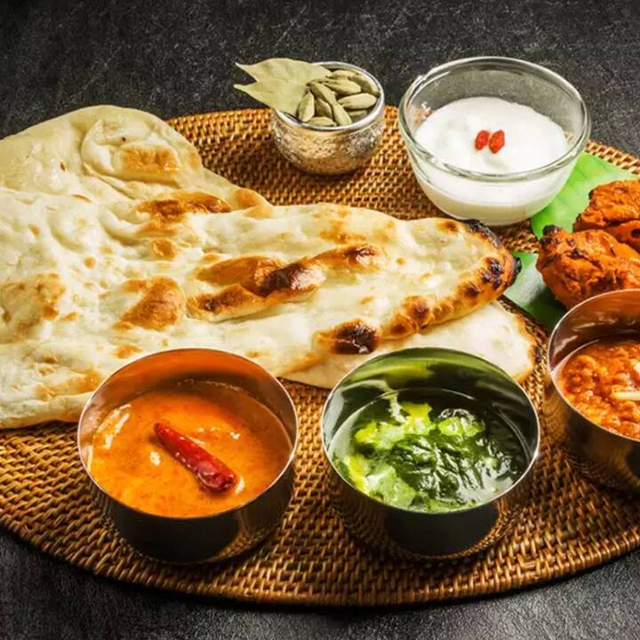 ਖਾਸ ਤੌਰ 'ਤੇ ਰਾਤ ਦਾ ਖਾਣਾ 7 ਤੋਂ 8 ਦੇ ਵਿਚਕਾਰ ਕਰਨ ਦੀ ਸਲਾਹ ਦਿੱਤੀ ਜਾਂਦੀ ਹੈ ਤਾਂ ਜੋ ਤੁਹਾਡੀ ਨੀਂਦ ਅਤੇ ਰਾਤ ਦੇ ਖਾਣੇ ਦੇ ਵਿਚਕਾਰ ਘੱਟੋ-ਘੱਟ 2 ਘੰਟੇ ਦਾ ਅੰਤਰ ਹੋਵੇ। ਇਸ ਤੋਂ ਇਲਾਵਾ ਰਾਤ ਦੇ ਖਾਣੇ ਤੋਂ ਬਾਅਦ ਕੁਝ ਦੇਰ ਸੈਰ ਕਰਨਾ ਵੀ ਜ਼ਰੂਰੀ ਮੰਨਿਆ ਜਾਂਦਾ ਹੈ, ਕਿਉਂਕਿ ਇਸ ਨਾਲ ਨਾ ਸਿਰਫ ਤੁਸੀਂ ਸਰੀਰਕ ਤੌਰ 'ਤੇ ਤੰਦਰੁਸਤ ਰਹਿੰਦੇ ਹੋ, ਸਗੋਂ ਤੁਹਾਨੂੰ ਕਈ ਸਿਹਤ ਸਮੱਸਿਆਵਾਂ ਤੋਂ ਵੀ ਸੁਰੱਖਿਅਤ ਰੱਖਿਆ ਜਾਂਦਾ ਹੈ।