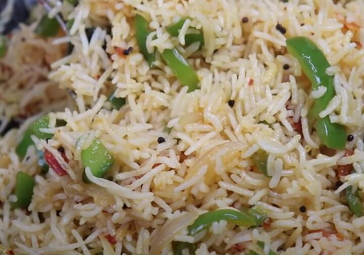 செய்முறை : ஒரு கடாயில் எண்ணெய் ஊற்றி, கடலை பருப்பு, உளுந்தம் பருப்பு சேர்த்து 2 நிமிடம் வறுக்கவும். அடுத்தது தனியா, காய்ந்த மிளகாய், சீரகம் சேர்த்து வறுக்கவும்.
