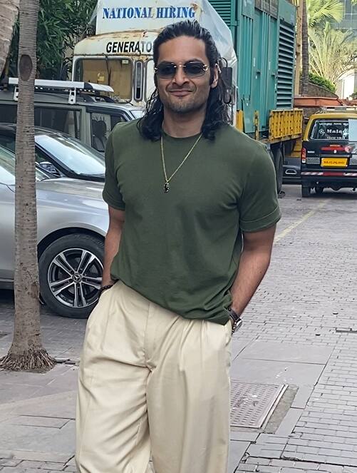 सीरीज के प्रमोशन इवेंट में ‘गुड्डू पंडित’ का कूल लुक देखने को मिला. एक्टर ग्रीन टीशर्ट के साथ बेज पेंट और हाफ बालों की पोनीटेल किए नजर आए.