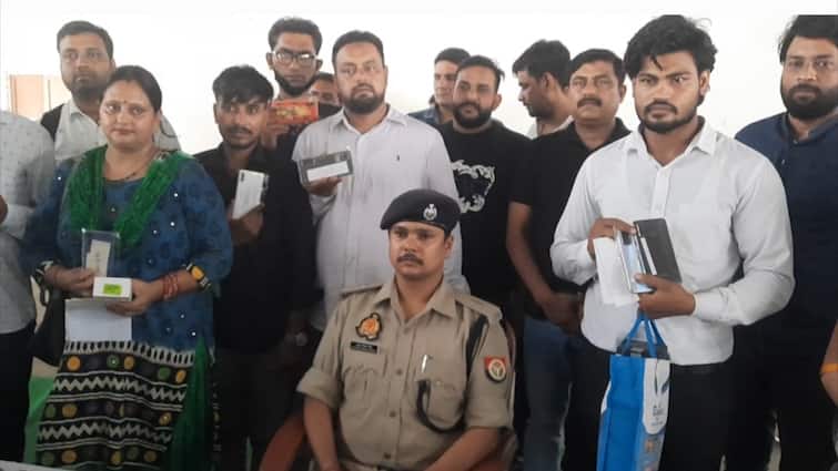 Meerut Police recovered 110 lost mobile worth RS 24 lakhs ann मेरठ पुलिस ने खोज निकाले लाखों के 110 ब्रांडेड फोन, लोगों ने कहा- 'ये हमारे लिए सप्राइज जैसा'