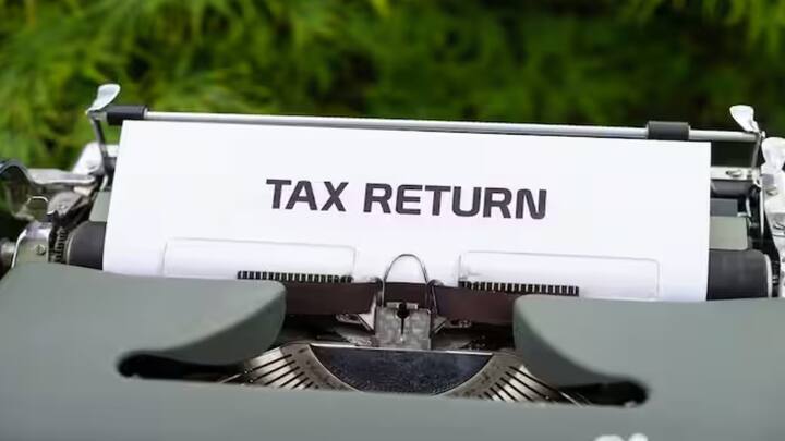 Income Tax Return: वित्त वर्ष 2023-24 आणि असेसमेंट वर्ष 2024-25 वर्षासाठी कोताही दंड न भरता 31 जुलैपर्यंत आयटीआर भरता येईल. 31 जुलैपर्यंत आयटीआर भरल्यास 1000 रुपये दंड भरावा लागू शकतो. त्यामुळे तुम्ही 31जुलैपर्यंत आयटीआर भरत असाल तर खालील चुका करू नये.