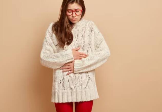 ਜੇਕਰ ਪੇਟ ਦਰਦ ਦੇ ਨਾਲ-ਨਾਲ ਉਲਟੀ ਵਰਗੀ ਸਮੱਸਿਆ ਹੋ ਰਹੀ ਹੈ ਤਾਂ ਸਮਝ ਜਾਓ ਕਿ ਮਾਮਲਾ ਪੂਰੀ ਤਰ੍ਹਾਂ ਗੰਭੀਰ ਹੈ। ਜੇਕਰ ਕਿਸੇ ਵਿਅਕਤੀ ਨੂੰ ਫੂਡ ਐਲਰਜੀ, ਪੇਟ ਦੀ ਇਨਫੈਕਸ਼ਨ, ਫਲੂ ਵਰਗੀਆਂ ਸਮੱਸਿਆਵਾਂ ਹਨ ਤਾਂ ਉਸ ਨੂੰ ਪੇਟ ਦਰਦ ਦੀ ਸ਼ਿਕਾਇਤ ਹੋ ਸਕਦੀ ਹੈ। ਕਈ ਵਾਰ ਐਸਿਡ ਰਿਫਲਕਸ ਕਰਕੇ ਪੇਟ ਦਰਦ ਦੀ ਸਮੱਸਿਆ ਵੀ ਦੇਖਣ ਨੂੰ ਮਿਲਦੀ ਹੈ। ਪੇਟ ਦਰਦ ਕਈ ਵਾਰ ਗੈਸ ਕਰਕੇ ਵੀ ਹੋ ਸਕਦਾ ਹੈ ਪਰ ਕਈ ਵਾਰ ਇਸ ਦਾ ਕੋਈ ਵੱਡਾ ਕਾਰਨ ਵੀ ਹੋ ਸਕਦਾ ਹੈ। ਜਿਵੇਂ ਜ਼ਿਆਦਾ ਖਾਣਾ, ਬਹੁਤ ਜ਼ਿਆਦਾ ਭੁੱਖ ਲੱਗਣਾ, ਕੁਝ ਅਜਿਹਾ ਖਾਣਾ ਜਿਸ ਨਾਲ ਬਦਹਜ਼ਮੀ ਹੋ ਗਈ, ਆਦਿ।