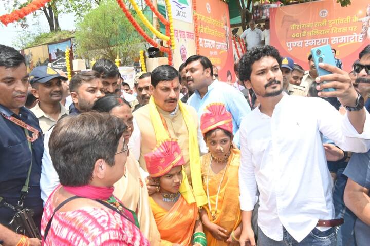 सीएम यादव ने वेटनरी कॉलेज ग्राउंड में आयोजित समारोह में आगे कहा कि रानी दुर्गावती न केवल कुशल शासक थी बल्कि युद्ध कला में भी पूरी तरह निपुण थी.रानी दुर्गावती ने अपने 16 साल के शासनकाल में राज्य को विकसित राज्य बनाया था. इसलिए रानी दुर्गावती के जीवन को हम न केवल पाठ्यक्रमों में शामिल कर रहे हैं बल्कि सेमिनार और विभिन्न सार्वजनिक कार्यक्रमों के द्वारा इसे युवा पीढ़ी तक पहुंचाएंगे.