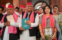 18वीं लोकसभा के पहले दिन इस अंदाज में नजर आए अखिलेश और डिंपल, सामने आईं खास तस्वीरें